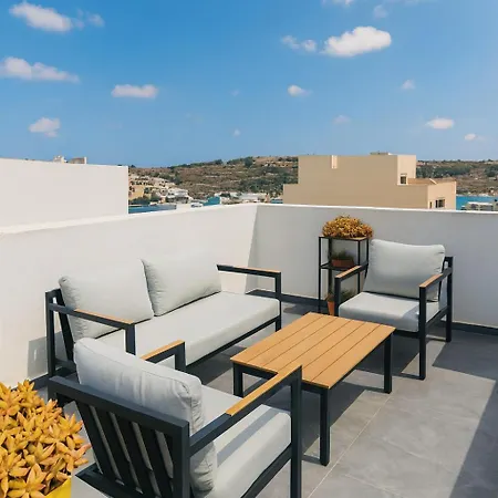 Sunny Penthouse With Large Terrace شقة