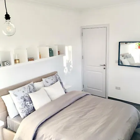 Deluxe Penthouse Charming Location Rooftop Views Apartment *