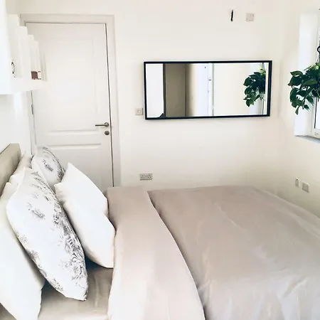 Deluxe Penthouse Charming Location Rooftop Views Apartment *