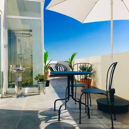 Deluxe Penthouse Charming Location Rooftop Views