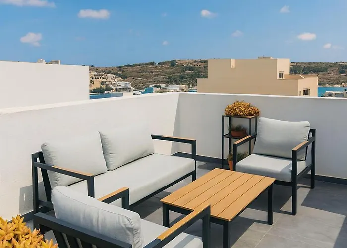 Sunny Penthouse With Large Terrace شقة