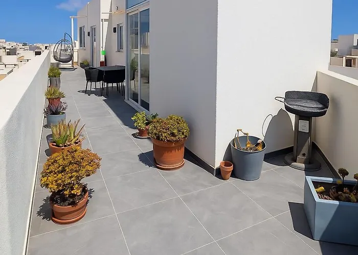 شقة Sunny Penthouse With Large Terrace *